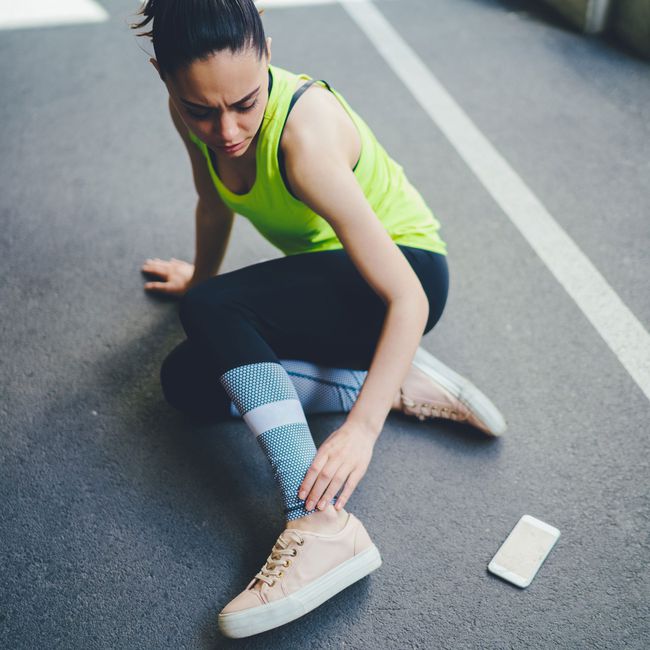 Woman_Holding_Ankle_Mid_Run