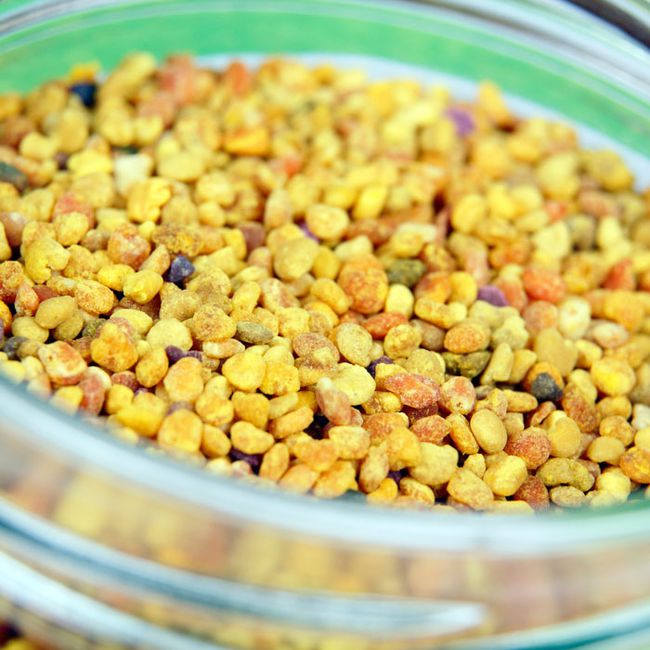 healthy-smoothie-green-juice-ingredients-bee-pollen