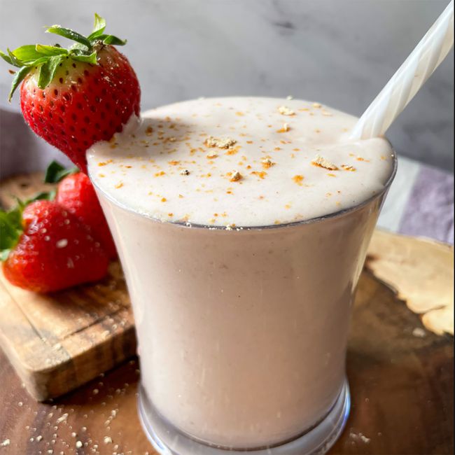 STRAWBERRY PEANUT BUTTER PROTEIN SMOOTHIE